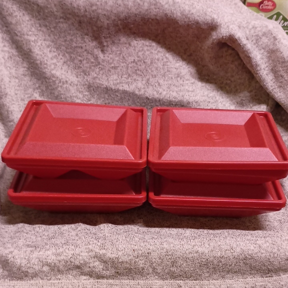 Tupperware Red 1387-11 (3), 1387-12 (1), 1381-1 (2) 6 total pieces perfect shape